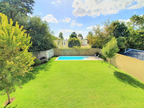 Casa En Venta En San Isidro, Barrio Santa Rita