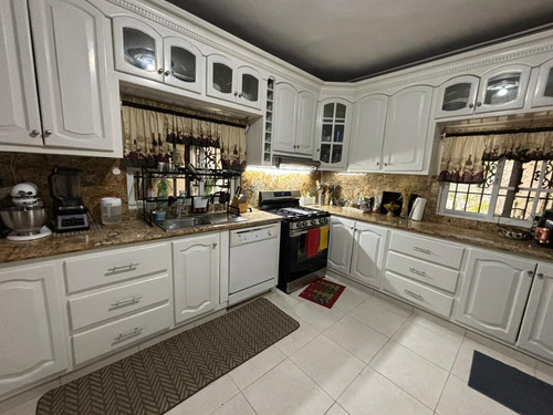 Casa En Venta Con 4 Habitaciones En Santo Domingo Este.
