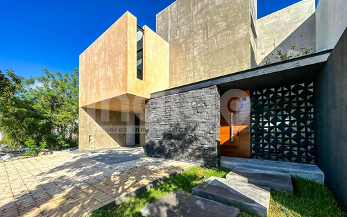 Casa En Venta En Mérida En Privada Soluna, Temozón Norte