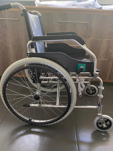 Imagen 4 de 5 de Silla De Ruedas De Aluminio Plegable 1 Año De Garantía
