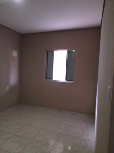 Casa Com 3 Cômodos, 1 Banheiro, Lavanderia, Quintal Amplo.
