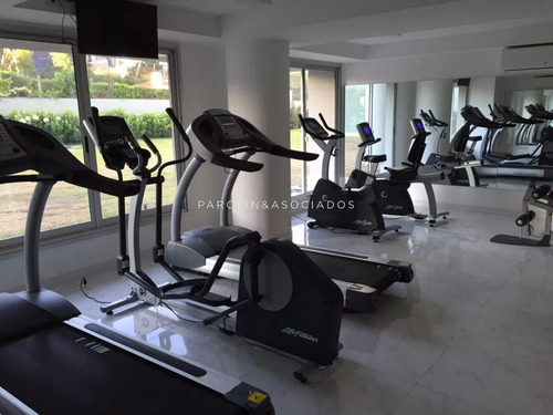 Oportunidad En Venta De 2 Dormitorios En Bellagio Tower, Punta Del Este.
