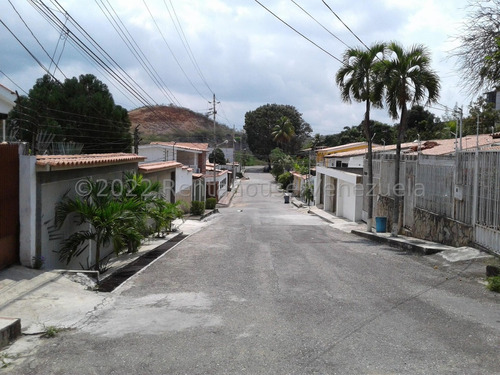 Raiza Suarez Vendeamplio Terreno En Venta En El Este De Barquisimeto, Zona De Proyección Urbana, Con Viviendas De Alta Gama, Vigilancia Privada Las 24 Horas Y Control De Acceso   2    3    5  4   4  7