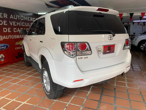 Imagen 4 de 8 de Toyota Fortuner 4x4 4.0