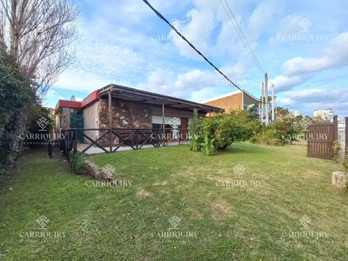 Casa A Pocos Metros Del Mar En Playa Mansa. 3 Dormitorios. Muy Buen Estado. Punta Del Este. 