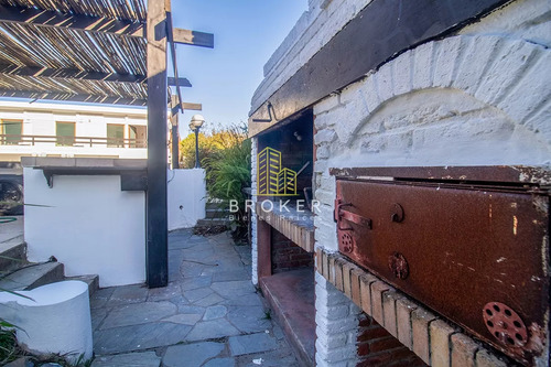 Venta De Casa 4 Dormitorio Con Piscina Climatizada Playa Mansa. . Punta Del Este, Uruguay.