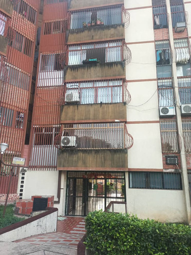 Hermoso Apartamento De  81.53m2 / 3hab. / 2b. / 1pe./ Piso 3 . Res. Monterrey. La Guayana 