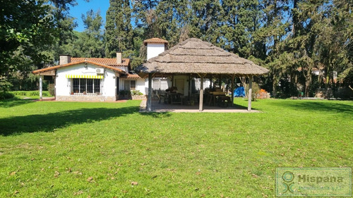 Hermosa Casa En Venta Sobre La Calle J.r Jimenez, En El Barrio Los Jazmines. Del Viso, Pilar