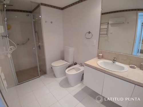 Imagen 9 de 13 de Apartamento En Le Parc, Oportunidad De 2 Suites Más Dependencia