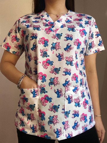 Chaqueta Medica Estampada Entallada Mujer - Dibujos Stitch Love 2