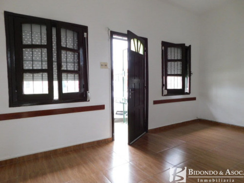 Imagen 2 de 11 de Casa De 2 Dormitorios Con Entrada Para Autos