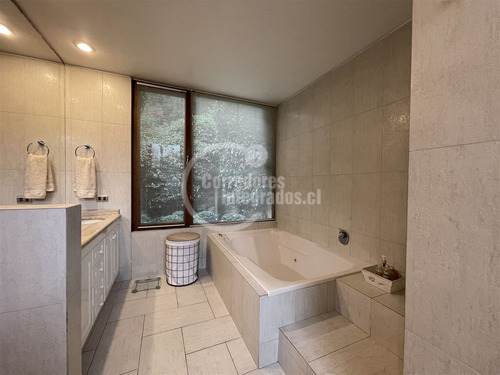 Casa En Venta De 6 Dorm. En Lo Barnechea