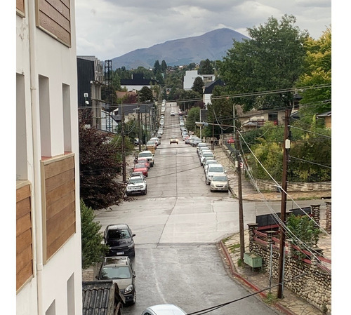 Imagen 17 de 27 de Departamento En El Centro De Bariloche Con Vista Al Lago, En Barrio Residencial Belgrano A Solo 4 Cuadras Del Centro Cívico, Apto Hasta 6 Personas