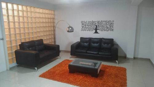Imagen 3 de 14 de Hermoso Townhouse Totalmente Remodelado De Oportunidad