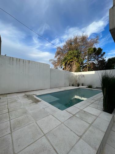 Triplex En Venta De Dos Dormitorios Y Dos Baños Con Terraza Y Pileta