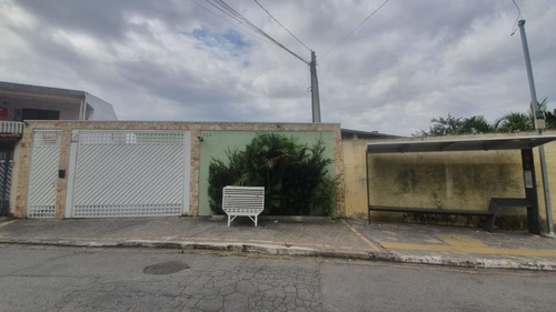 Casa Com Três Quartos Em Condominio