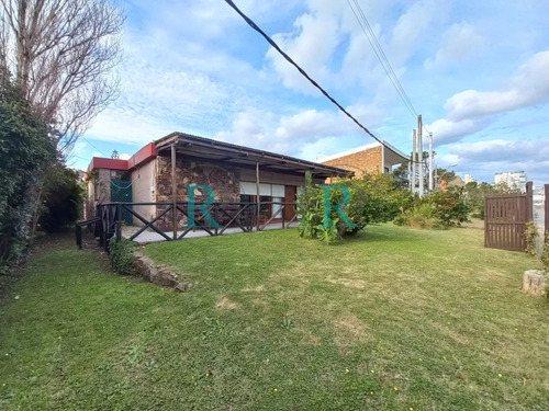 Casa A Pocos Metros Del Mar En Playa Mansa. 3 Dormitorios. Muy Buen Estado. Punta Del Este. 