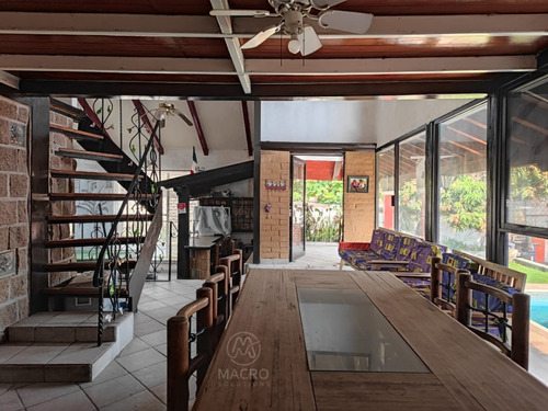 Casa En Venta En Col. Las Brisas, Temixco, Morelos Con Alberca Y Jardín.