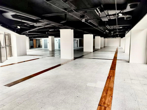 Polanco, 708m2, Amplios Espacios Abiertos, Muy Iluminada, Sala De Juntas, 3 Privados, 6 Estacionamientos, Vigilancia 24 Horas, 3 Elevadores. Excelente Ubicación. El Precio Es Más El Mantenimiento