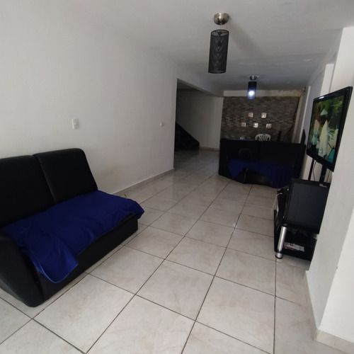 Imagen 2 de 10 de Townhouse En Venta Nueva Casarapa Guarenas