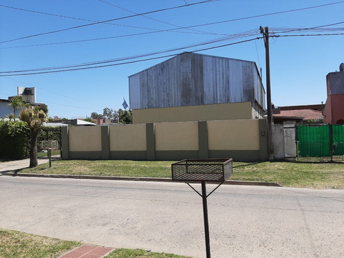 Casa En Venta Con Jardín Y Galpón- Chascomus