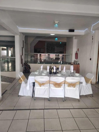 Renta De Local Comercial En Av. Lago De Guadalupe, Con Departamento Incluido