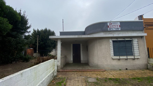 Casa Con Amplio Depósito En Osvaldo Cruz Esq. José Belloni U$s170000
