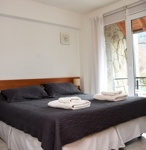 Imagen 10 de 16 de Departamento Alquiler Temporario, Céntrico De 2 Ambientes En San Martin De Los Andes, Hasta 2 Adultos Y 2 Menores.cochera Descubierta. Ubicado A 3 Cuadras Del Lago Lacar Y 1 De La Avenida Principal.