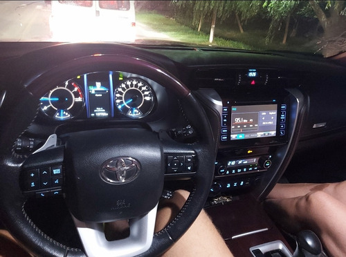Imagen 12 de 19 de Toyota Hilux Sw4 2017 2.8 Srx 177cv 4x4 7as At