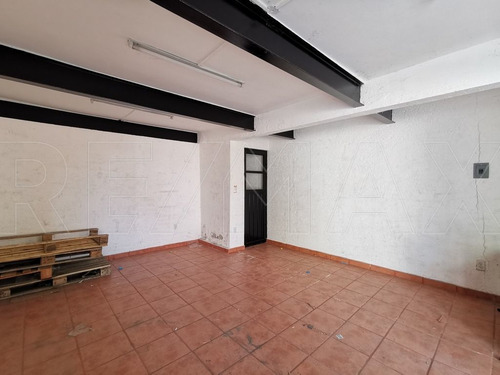 Casa En Esquina Con 430 M2 De Construcción.