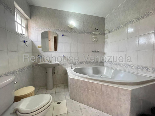 Jip 25-16988. Rent-a-house Vende Hermoso Townhouse De 261 Mts2, 5 Hab, 4 Baños, El Urbanismo Cuenta Con Cancha, Parque Infantil Conectado A Pozo Y Mucho Mas. En Urb. Araguama Country, Maracay.