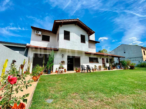 Casa 5 Amb En Barrio Uno - Con Piscina
