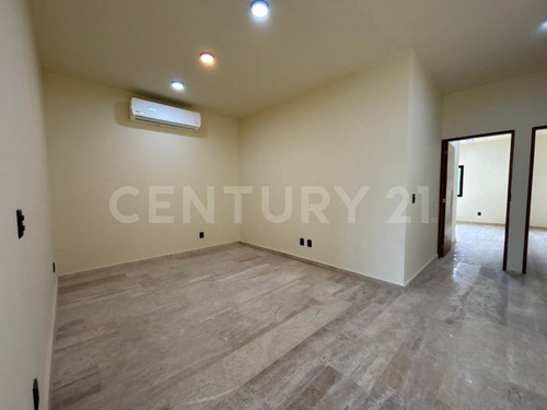 Residencia De Lujo En Vía Cumbres Con Amplios Espacios Y Exclusividad