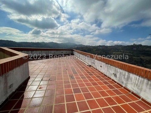 Majestuoso Town House, En Venta. En Urb. Miranda. 23-28502