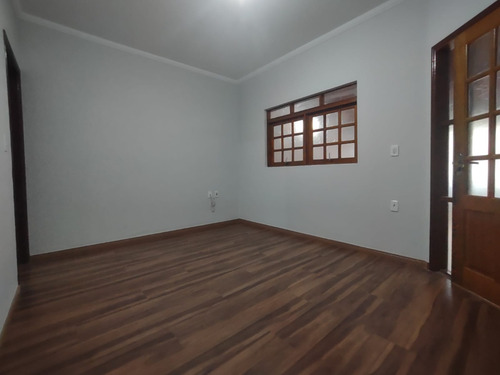 Casa Com 3 Dorms Em Bairro Nobre