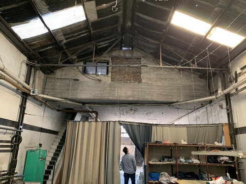 Venta Galpón Con Oficina Barrio Azcuenaga Permuta Excelente Estado
