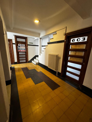 Alquier Oficina En Edificio Centenario, Amplia Y Luminosa