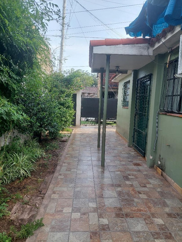 Casa En Lote Propio Con 2 Dormitorios, Entrada Auto, Jardín, Terreno, Lavadero Cubierto, Amplio Galpón