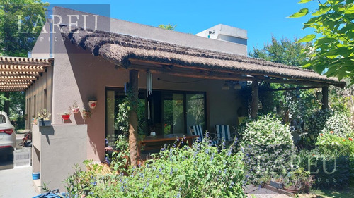 Casa En El Barrio Roble Joven