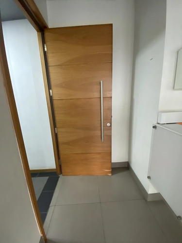 Oficina Moderna Y Funcional Con Equipamiento.