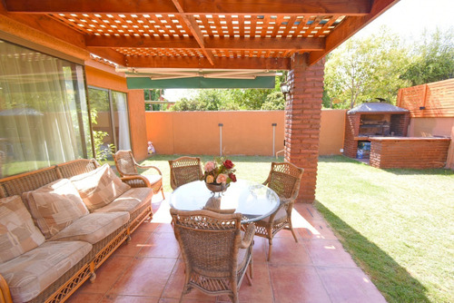 ¡¡ Hermosa Casa 6 Dormitorios Y 3 Baños En Condominio!!