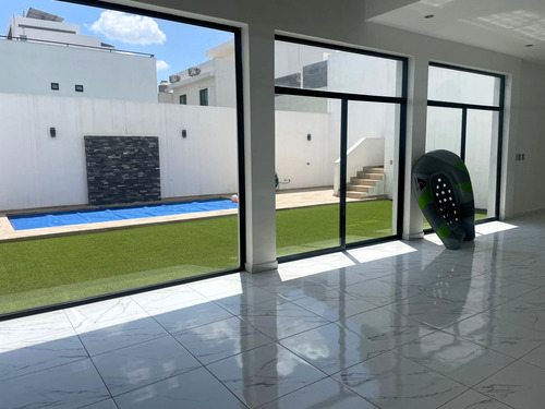 Casa En Venta En La Encomienda, Escobedo, Nuevo León Con Alberca Y Terrazas, 4 Recámaras, 3 Niveles, Alberca, Frente A Parque.