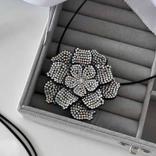 Collar De Cadena Larga Con Flores De Diamantes De Imitación