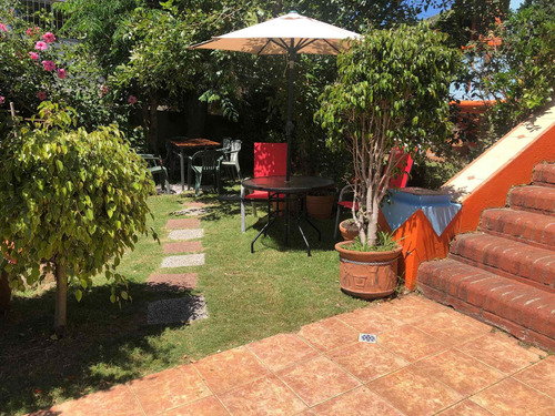 Casa En Alquiler En Piriapolis Con Parque Arbolado, Barbacoa Con Heladera Y Comedor Para 10 Personas