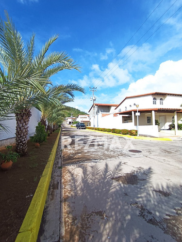 Amplio Townhouse Ubicado En Conjunto Tranquilo, Los Robles, Maneiro, Isla De Margarita, Nueva Esparta - Cod. 0673