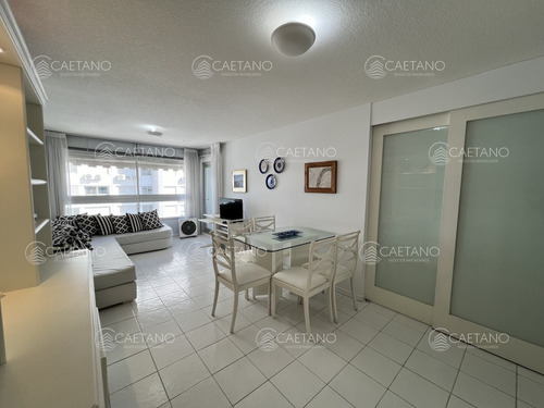 Venta Apartamento 1 Dormitorio Y Medio. Playa Mansa, Punta Del Este. 