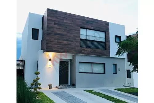 Casa En Venta Zibata Con Opción A Habitación En Planta Baja Y Estacionamiento Para Cuatro Autos