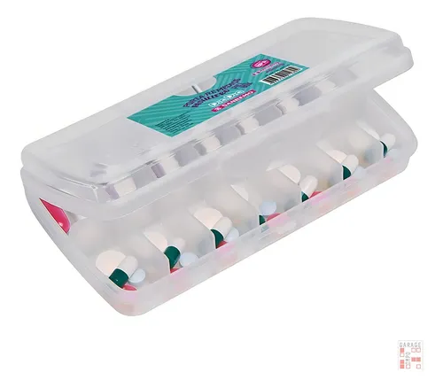 Porta medicamentos de plástico para uso nocturno y diurno.
