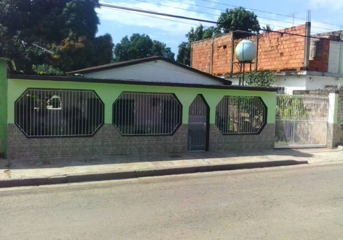 Mg Asein1899 Vende Amplia Casa En El Sector Los Chorritos Municipio Libertador. Edo. Carabobo