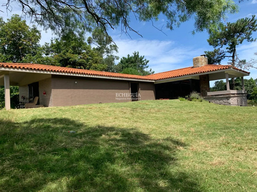 Gran Casa 4 Dormitorios Y 3600m2 De Jardín, Zona Golf, Punta Del Este